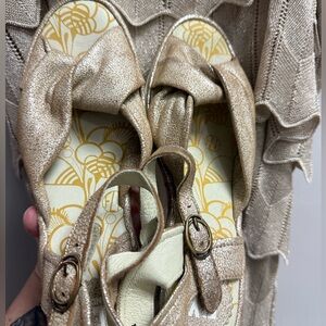EUC Fly London Metallic Gold Sophisticated Women's Size 8/EU 39 Sandals